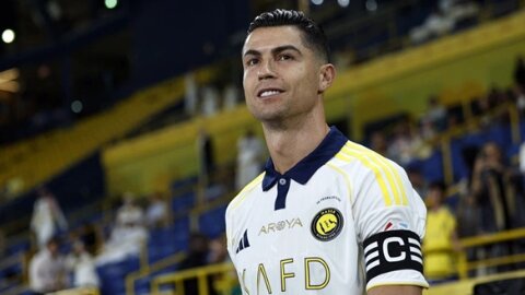 Đừng biến mình thành trò hề, Cristiano Ronaldo ạ!